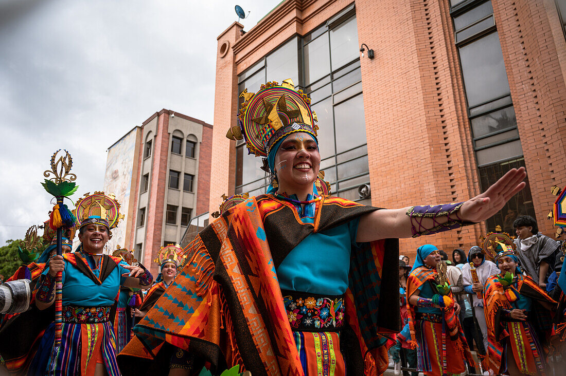 Vibrant atmosphere during the parade of choreographic groups in the emblematic Canto a la Tierra, part of the Carnival of Blacks and Whites in Pasto, Nariño, Colombia, on January 3, 2025.