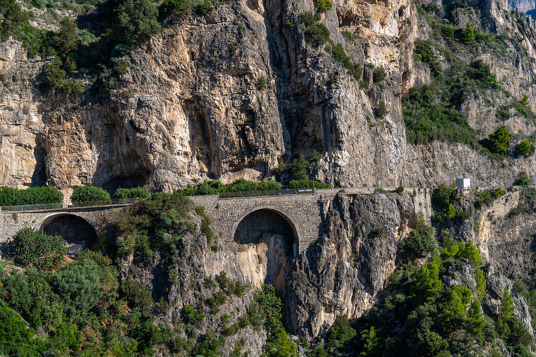 Die Straße an der Amalfiküste auf der Halbinsel von Sorrent am Golf von Salerno, Italien.