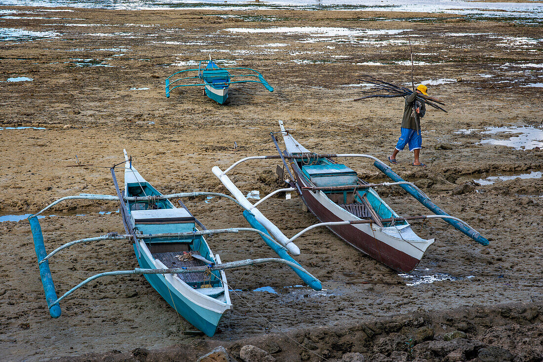 Einheimische und Fischerboote auf der Insel Sipaway, San Carlos City, Negros Occidental, Philippinen