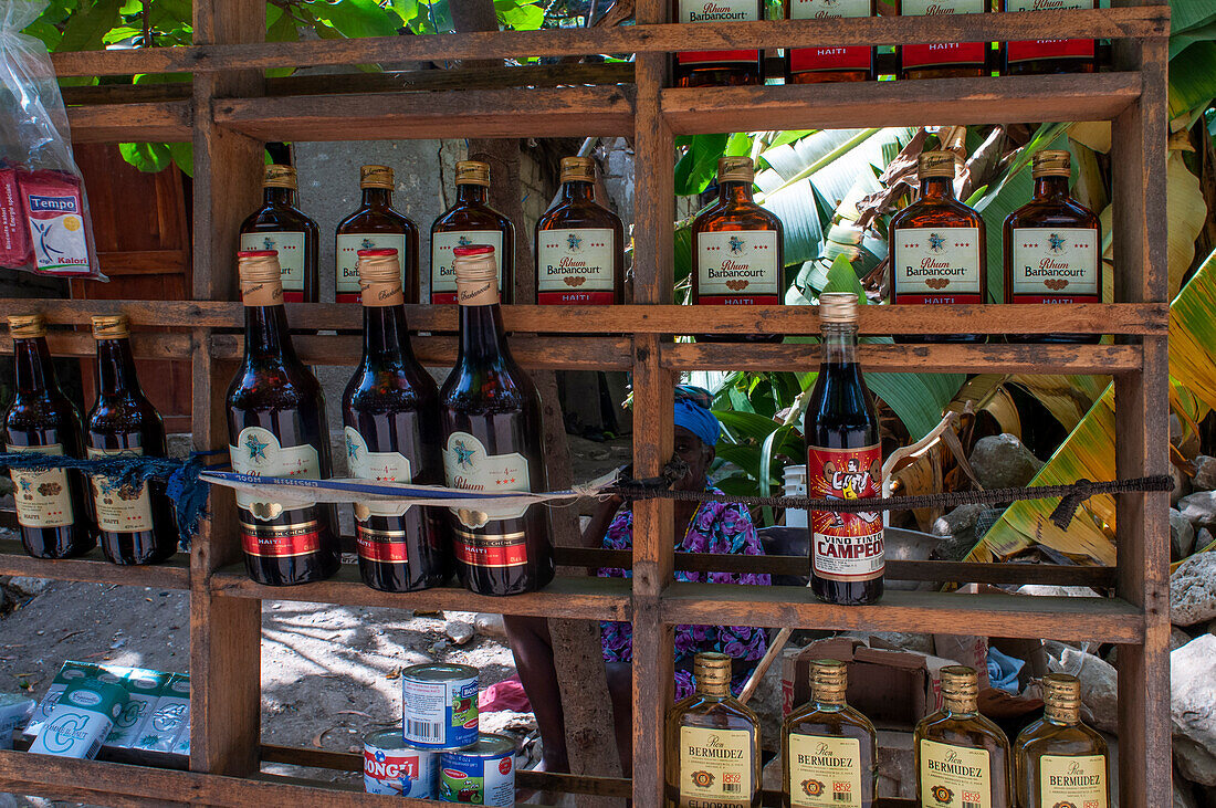 Verkauf von Barbancourt Rhum und anderen Rhums am Strand Plage de Ti Mouillage in Cayes-de-Jacmel, Cayes de Jacmel, Jacmel, Haiti.