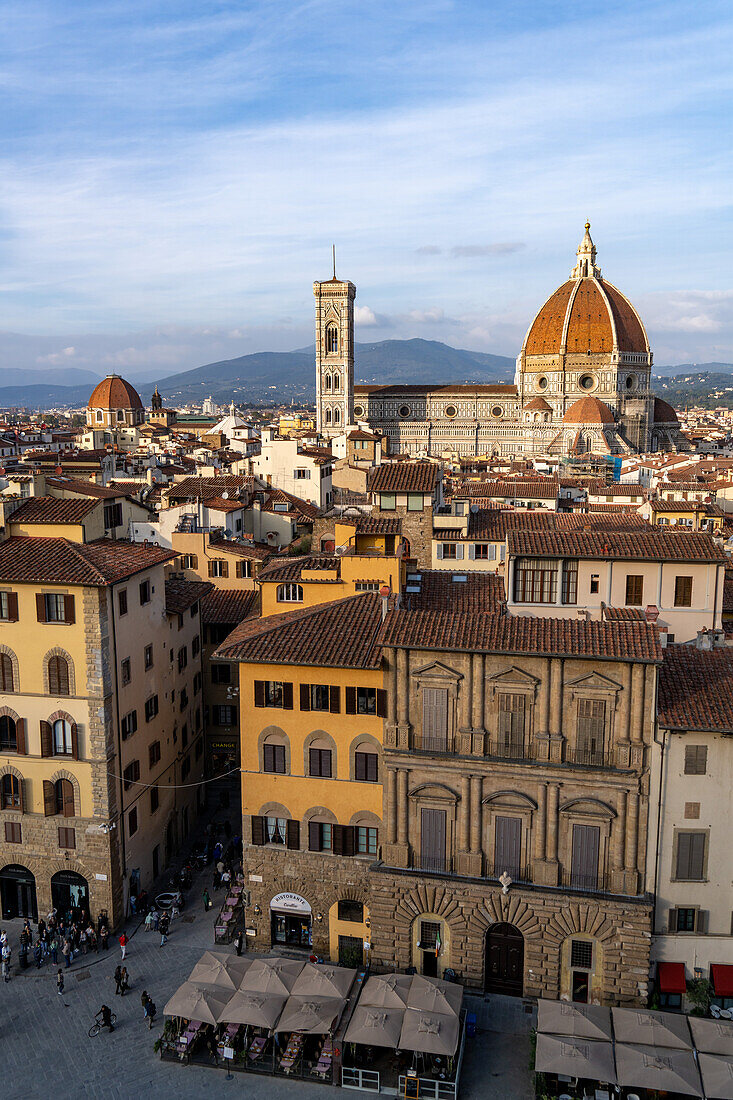 Blick auf den Dom oder die Kathedrale Santa Maria del Fiore vom Turm des Palazzo Vecchio in Florenz, Italien.