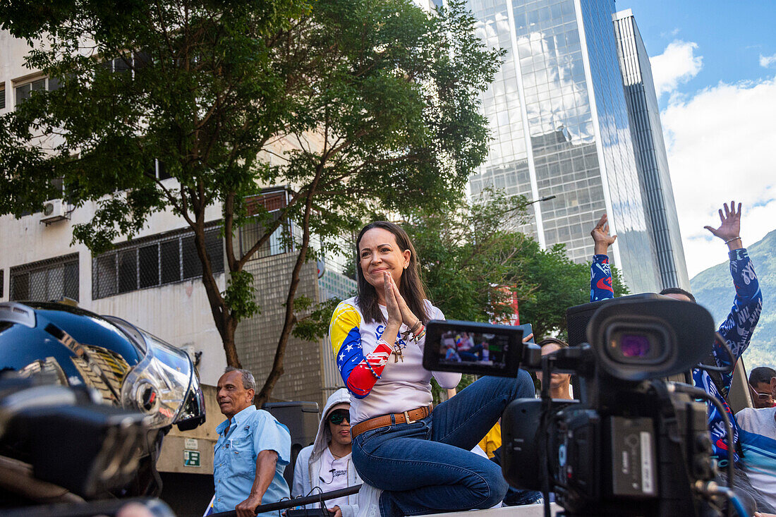 Die Oppositionsführerin Maria Corina Machado erscheint auf der von ihr einberufenen Kundgebung der Opposition in den Straßen von Caracas.