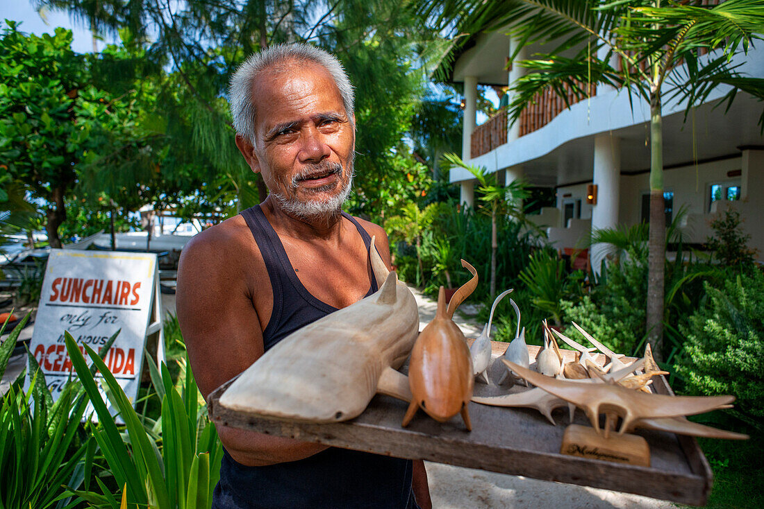 Kunsthandwerker am Bounty-Strand, Insel Malapascua, Cebu, Philippinen