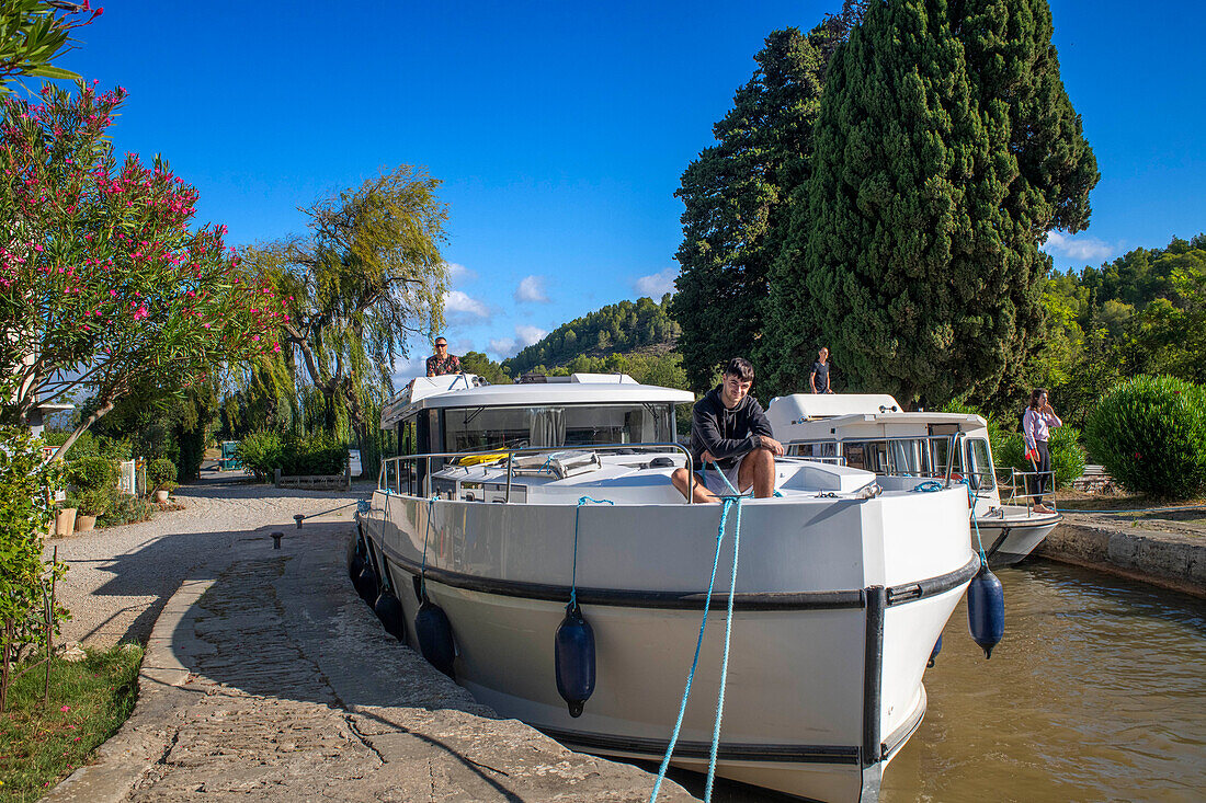 Canal du Midi at Argens Minervois-lock South of France southern waterway waterways holidaymakers queue for a boat trip on the river, France, Europe