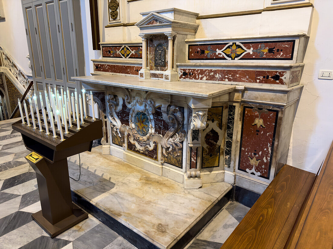 Seitenkapelle und Tabernakel der Hostie in der Basilika von Sant'Antonino, Sorrent, Italien.