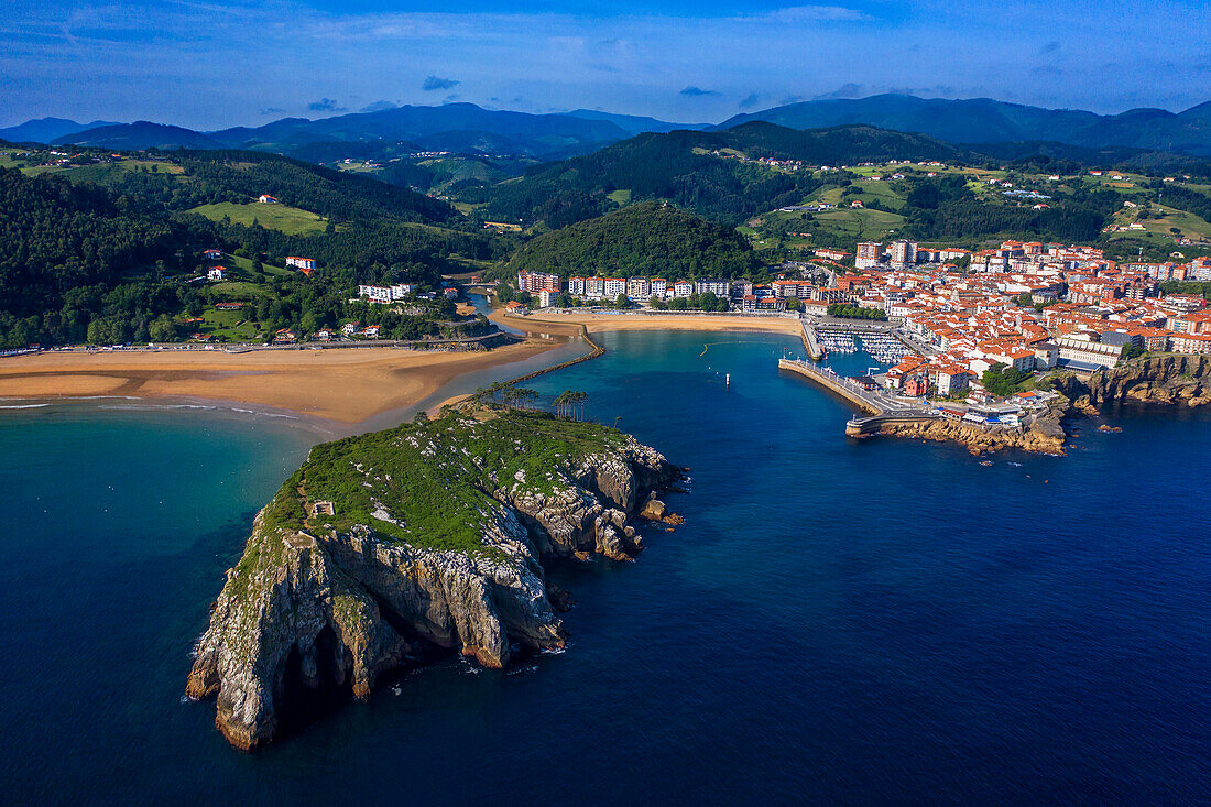 Altstadt und Fischereihafen von Lekeitio und die Insel San Nikolas in der Provinz Biskaya Baskenland Nordspanien Euskadi Euskalerria