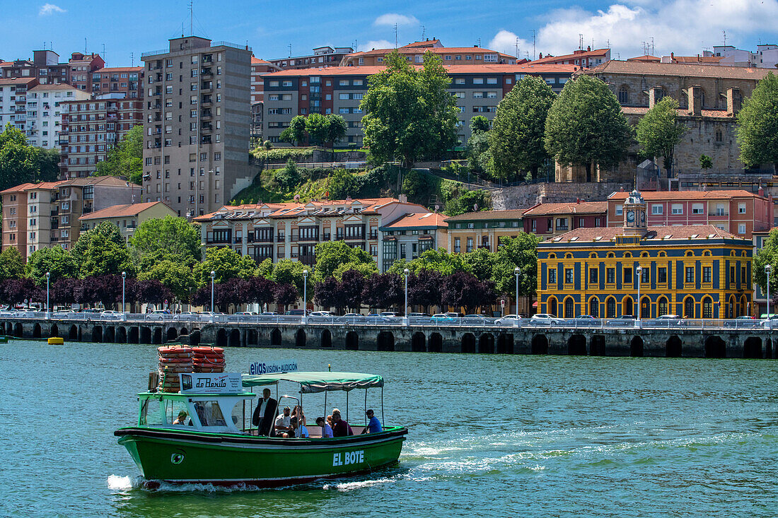 El Gasolino, ein kleines Boot, das Passagiere über den Fluss Nervion transportiert, zwischen Portugalete und Las Arenas, Getxo, Vizcaya, Pais Vasco, Spanien.