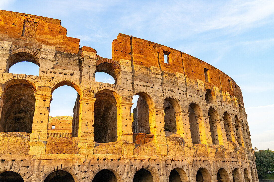 Das antike römische Kolosseum oder flavische Amphitheater im goldenen Licht des Sonnenuntergangs in Rom, Italien.