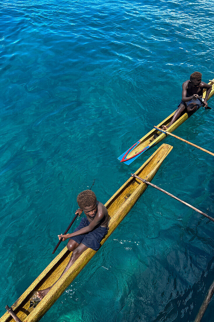 Bewohner der Insel Tungelo in ihren traditionellen Einbäumen, Provinz Neuirland, Papua-Neuguinea