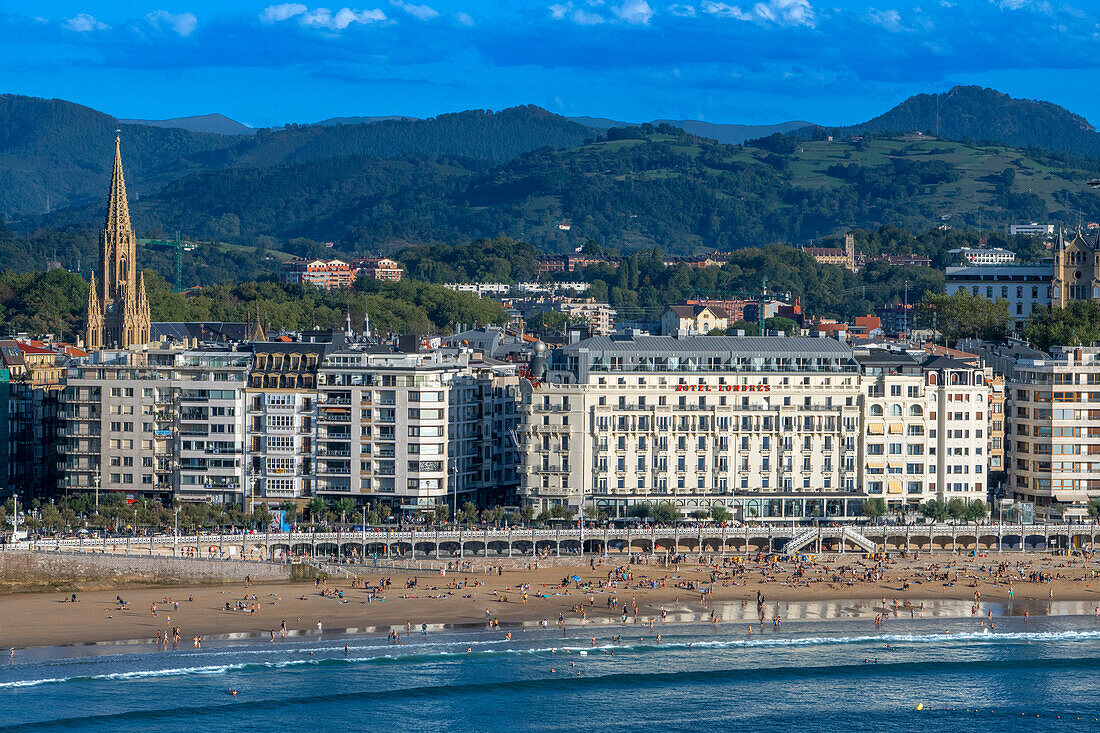 Blick auf den Strand Playa de La Concha in San Sebastian, Gipuzkoa, Donostia San Sebastian, Nordspanien, Euskadi, Euskaerria, Spanien.