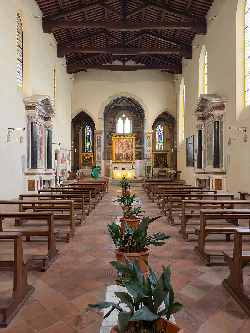 Das Innere der Kirche Sant' Agostino auf der Piazza San Agostino. San Gimignano, Italien.