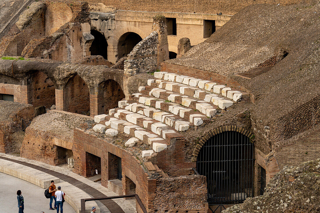 Detail der Marmorbestuhlung für die Eliten im römischen Kolosseum oder flavischen Amphitheater in Rom, Italien.