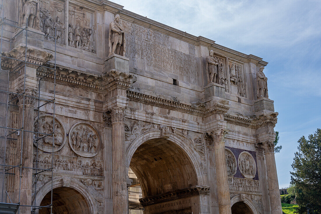 Detail des Konstantinbogens, eines Triumphbogens im archäologischen Park des Kolosseums in Rom, Italien.