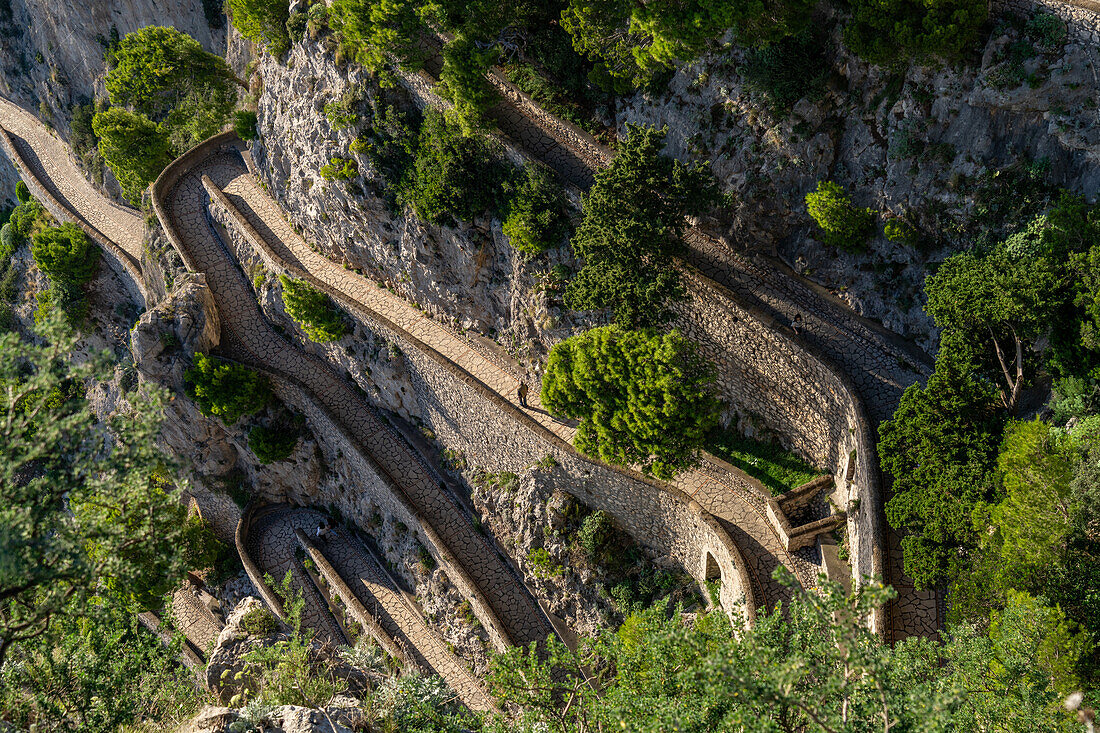 Touristen auf der Via Krupp, die die Klippen von Capri hinunter nach Marina Piccola auf Capri, Italien, führt.