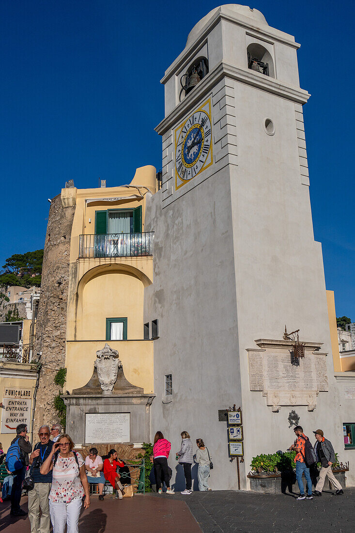 Die Piazzetta oder Piazza Umberto I, der Hauptplatz mit dem Uhrenturm im Zentrum der Stadt Capri, Italien.