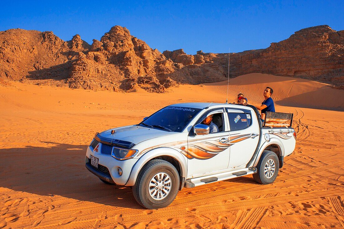 4x4-Jeep-Fahrzeugspuren im Wüstental Wadi Rum, Jordanien, Naher Osten