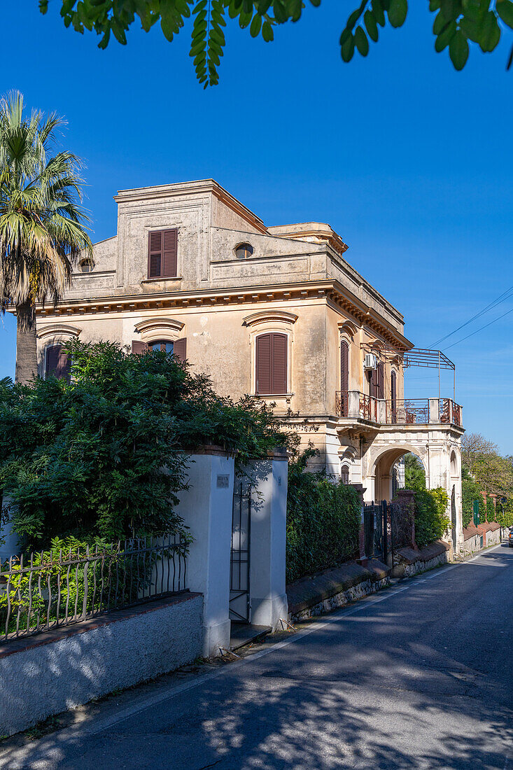 Ein großes Haus mit traditioneller Architektur in Anacapri auf der Insel Capri, Italien.