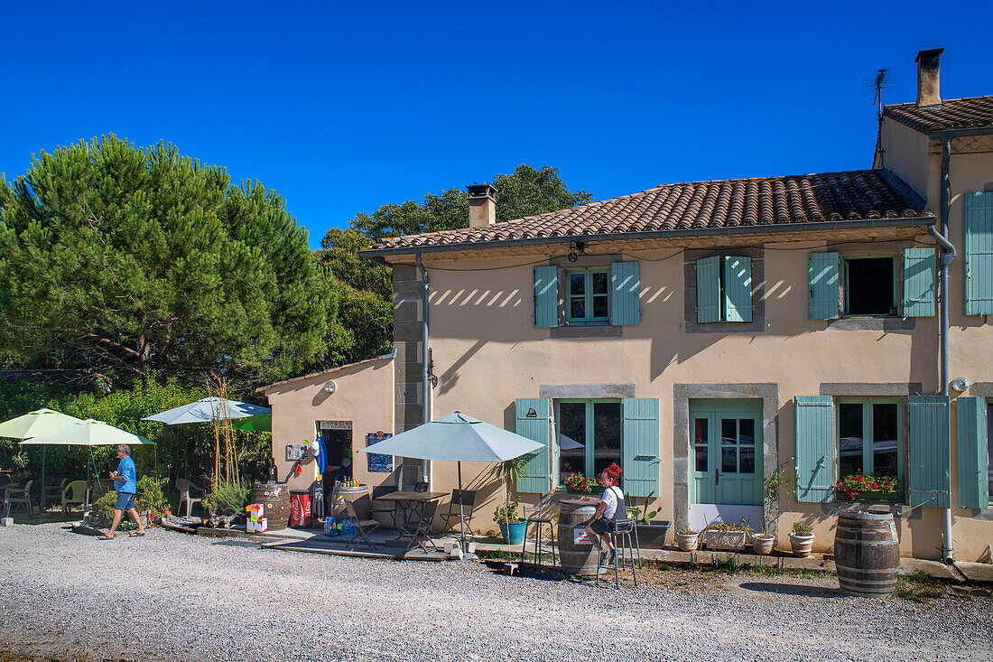 Blick auf die Écluse de Puichéric. Canal du Midi im Dorf Puichéric Carcassonne Aude Südfrankreich Südliche Wasserstraße Wasserstraßen Urlauber stehen für eine Bootsfahrt auf dem Fluss Schlange, Frankreich, Europa