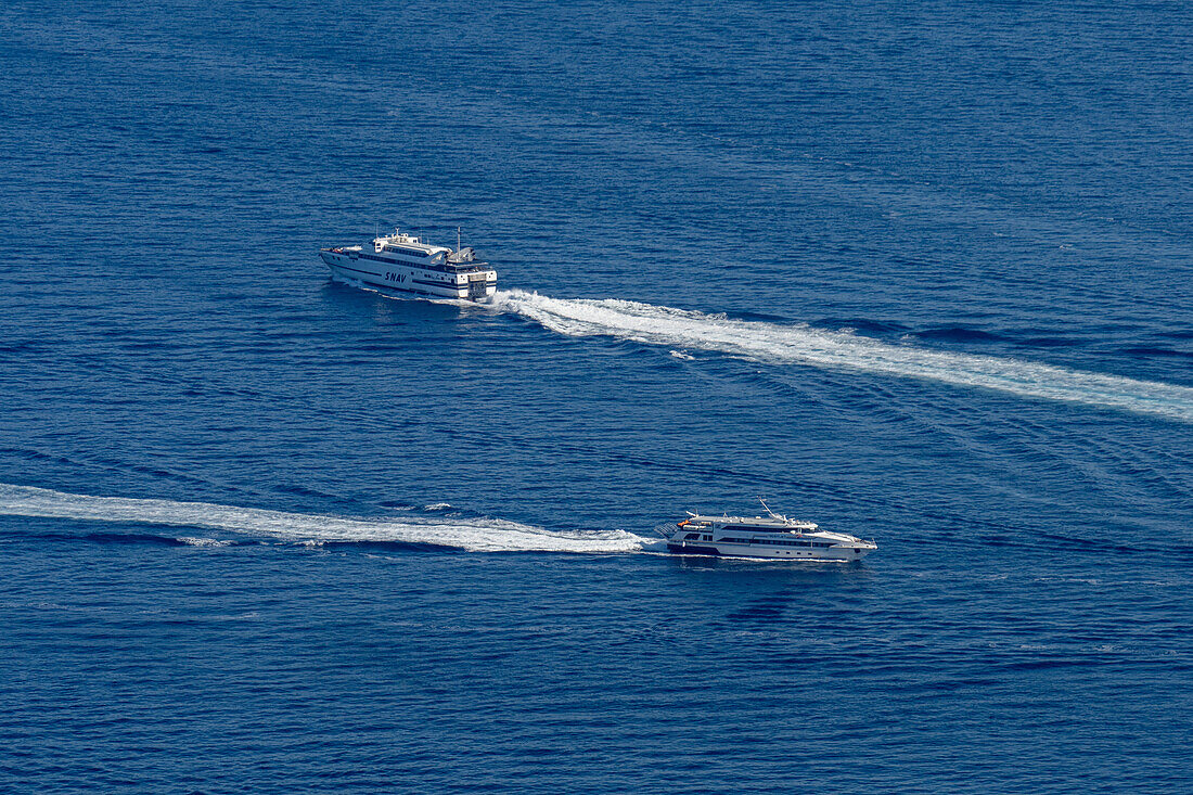 Hochgeschwindigkeitsfähren überqueren den Golf von Neapel zwischen Neapel und Marina Grande auf der Insel Capri, Italien.