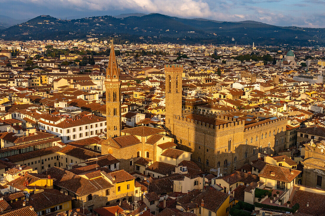 Blick auf die Türme der Badia Fiorentina und des Palazzo del Bargello vom Turm des Palazzo Vecchio in Florenz, Italien.