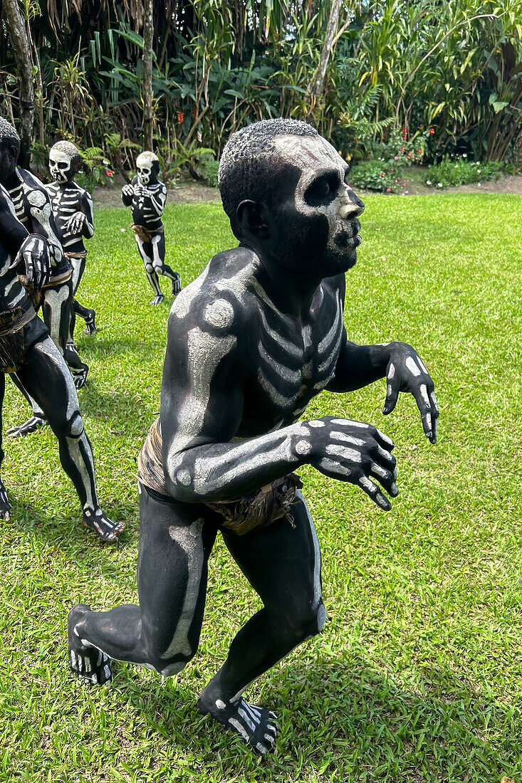 Das Skelett Männer vom Stamm der Omo Bugamo in Papua-Neuguinea bemalen ihre Körper mit schwarzer und weißer Farbe, die das menschliche Skelett nachahmt, Provinz Chimbu, Papua-Neuguinea