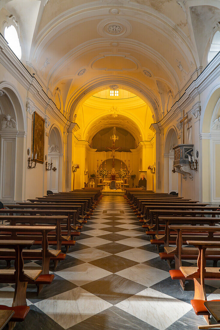 Ein Sonnenstrahl im Kirchenschiff der Kirche Santa Sofia in der Stadt Anacapri auf der Insel Capri, Italien.