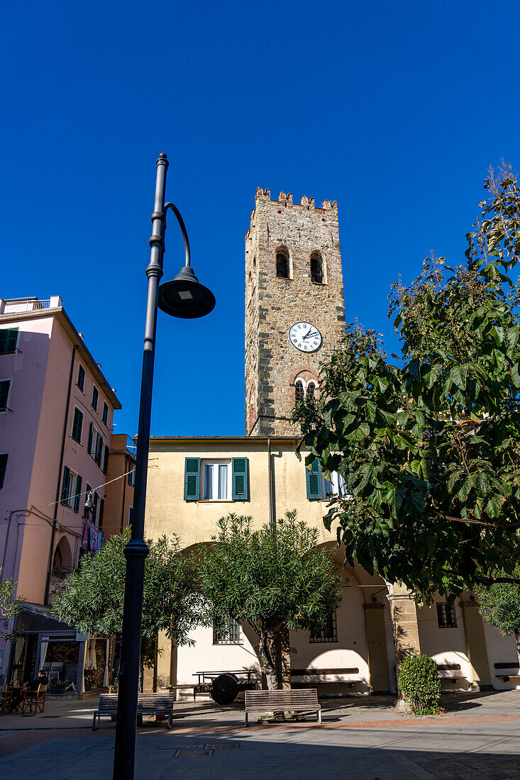 Der Glockenturm der Kirche St. Johannes der Täufer aus dem 15. Jahrhundert in Monterosso al Mare, Cinque Terre, Italien.