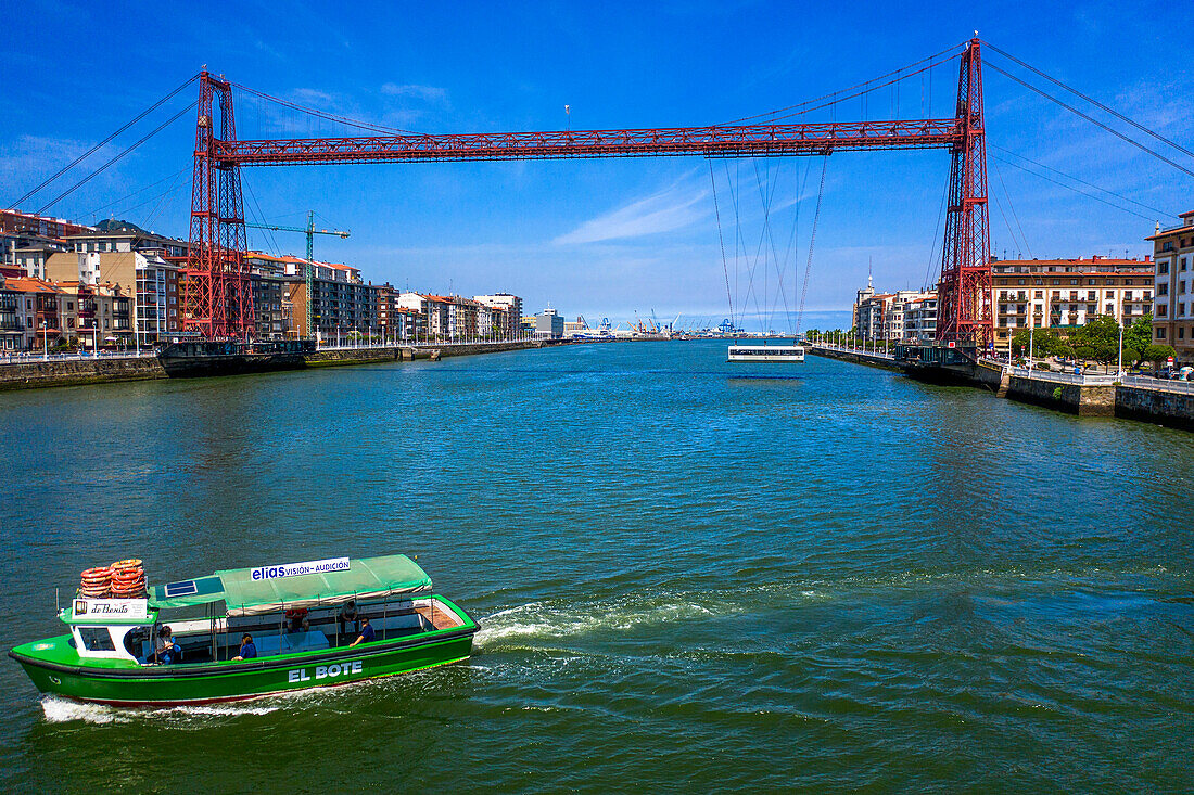 Panoramablick auf El Gasolino, ein kleines Boot, das Passagiere über den Fluss Nervion transportiert, zwischen Portugalete und Las Arenas, Getxo, Vizcaya, Pais Vasco, Spanien.