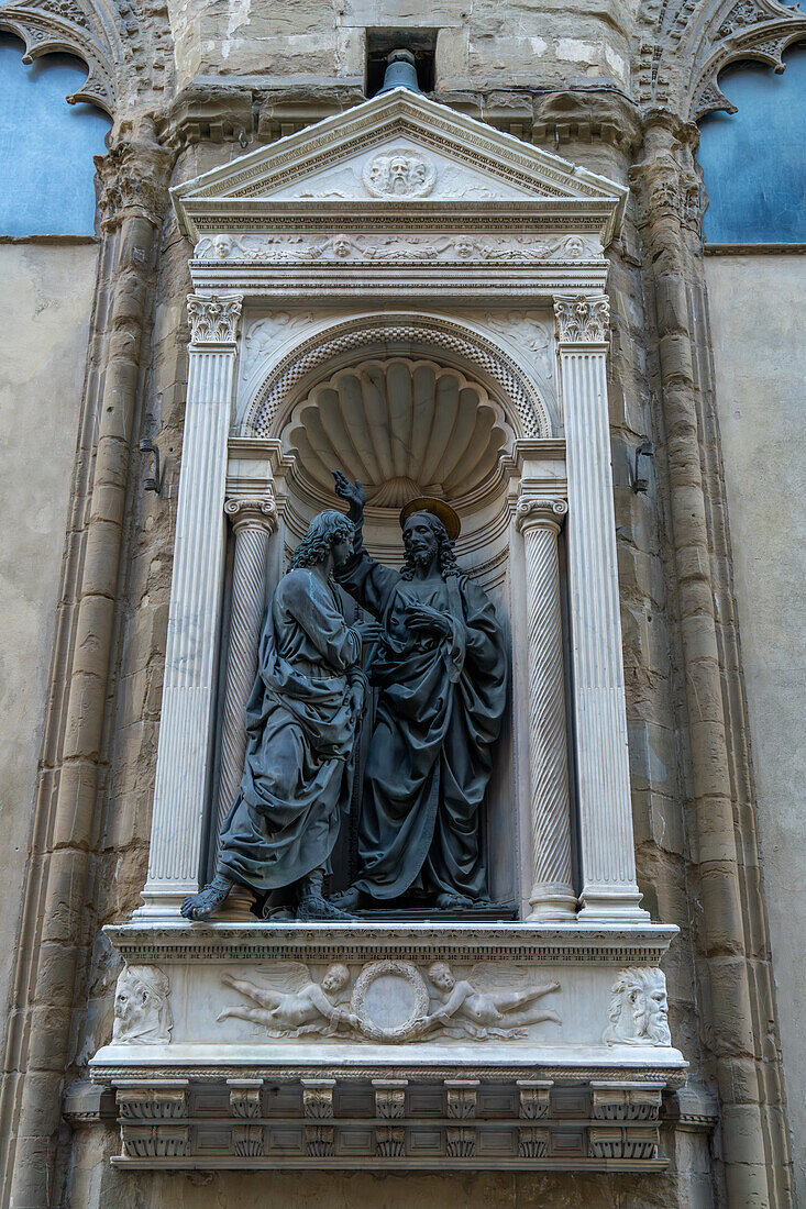 Christus und der Heilige Thomas in der Kirche Orasanmichele in Florenz, Italien. Sie waren die Schutzheiligen der Kaufmannsgilde. Die Statue wurde von Andrea del Verrocchio im Jahr 1413 n. Chr. geschaffen.