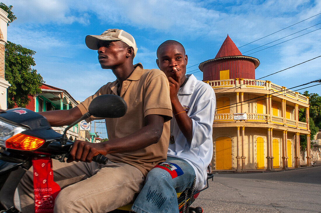 Einheimische auf einem Motorrad und Häuser in der historischen kolonialen Altstadt, Jacmel Stadtzentrum, Haiti, Westindien, Karibik, Mittelamerika