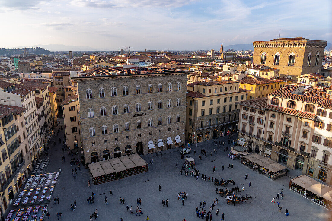 Touristen und Pferdekutschen auf der Piazza della Signoria in Florenz, Italien.