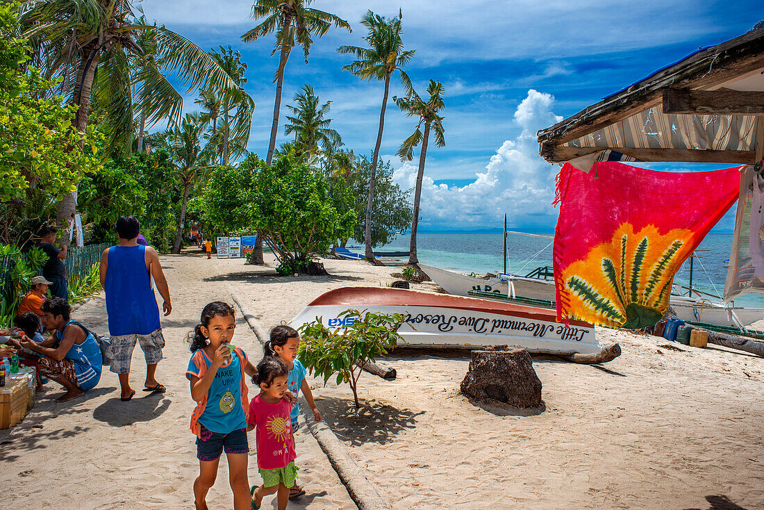 Einheimische, Boote und Kunsthandwerksverkäufer am Bounty-Strand, Insel Malapascua, Cebu, Philippinen