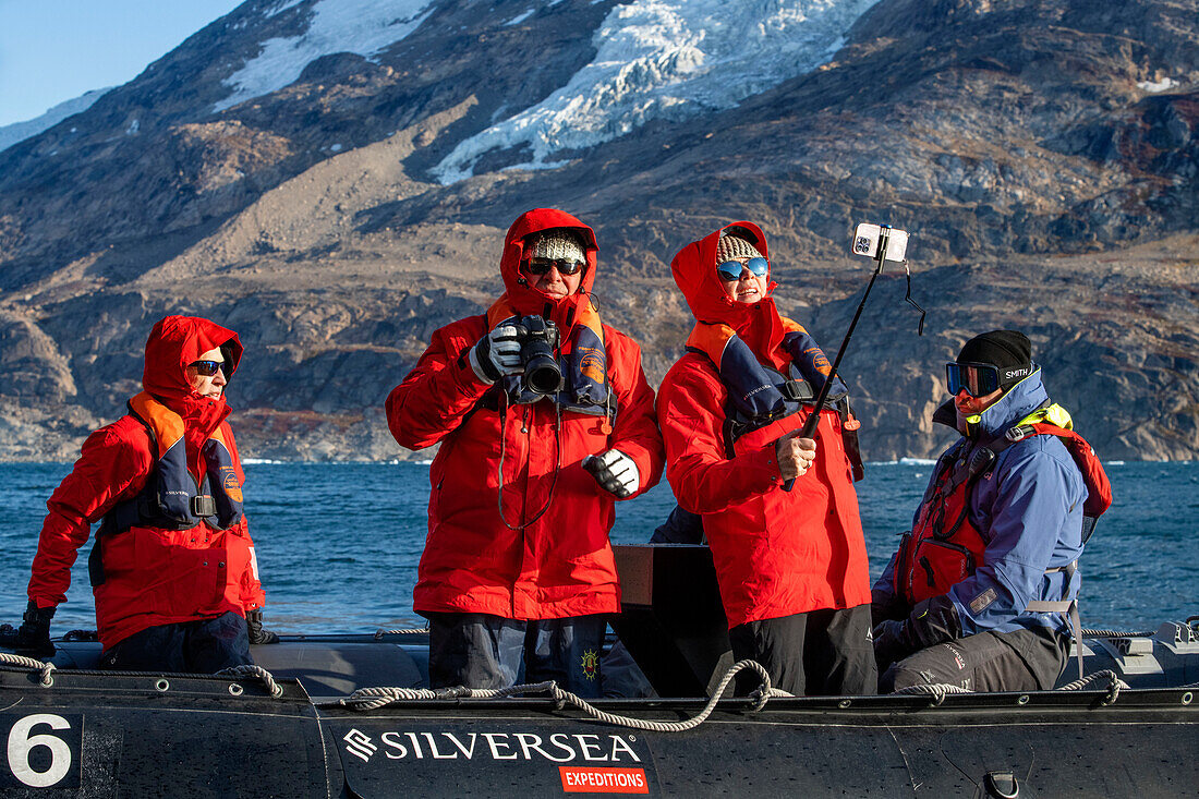 Touristen erkunden den Thryms-Gletscher im Zodiac, Skjoldungen Fjord, Südostküste, Grönland