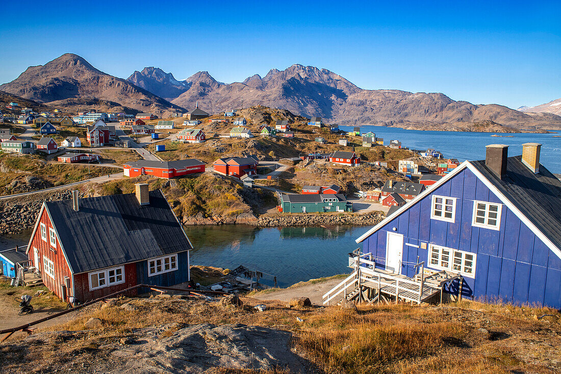 Farbenfrohe Häuser in Tasiilaq, auch bekannt als Ammassalik, Ostgrönland, Grönland