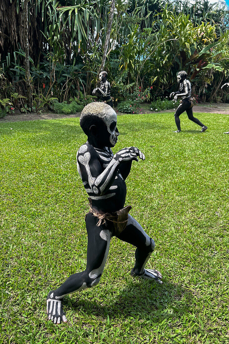 Das Skelett Männer vom Stamm der Omo Bugamo in Papua-Neuguinea bemalen ihre Körper mit schwarzer und weißer Farbe, die das menschliche Skelett nachahmt, Provinz Chimbu, Papua-Neuguinea