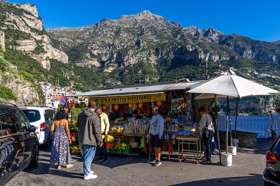 Touristen kaufen an einem Straßenverkaufsstand an der Straße zur Amalfiküste in der Nähe von Positano, Italien, ein.