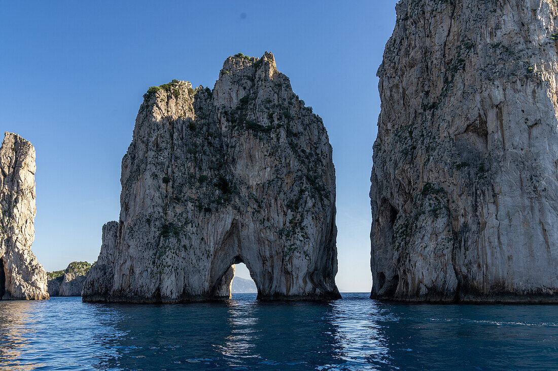 Die Farallons oder Faraglioni, Meeresfelsen vor der Küste der Insel Capri, Italien. L-R: Stella, Mezzo mit seinem Meeresbogen und Scopolo oder Fuori.