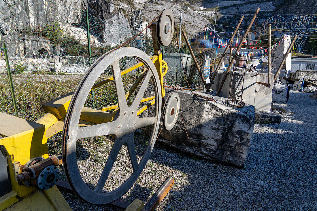 Vintage wheel & pulley system for cutting marble with diamond-coated wire. Fantiscritti Quarry Museum, Carrara, Italy.