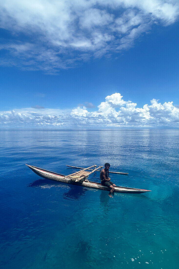 Bewohner der Vitu-Inseln in ihren traditionellen Einbäumen, Lama Anchorage, New Britain, Papua-Neuguinea