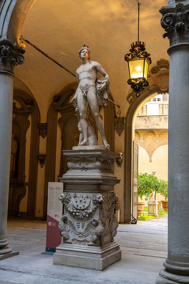 Die Statue des Orpheus, der Cerebrus verzaubert, im Eingangshof des Palazzo Medici Riccardi in Florenz, Italien.