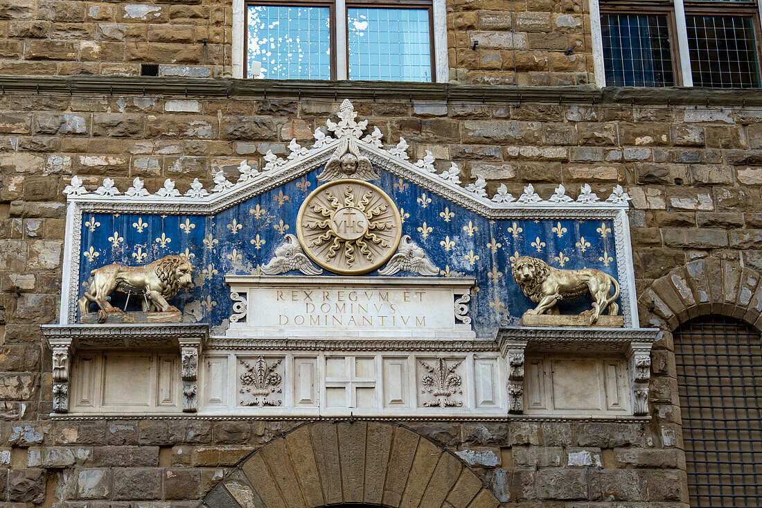 Detail des Frontispiz an der Fassade des Palazzo Vecchio auf der Piazza della Signoria in Florenz, Italien.