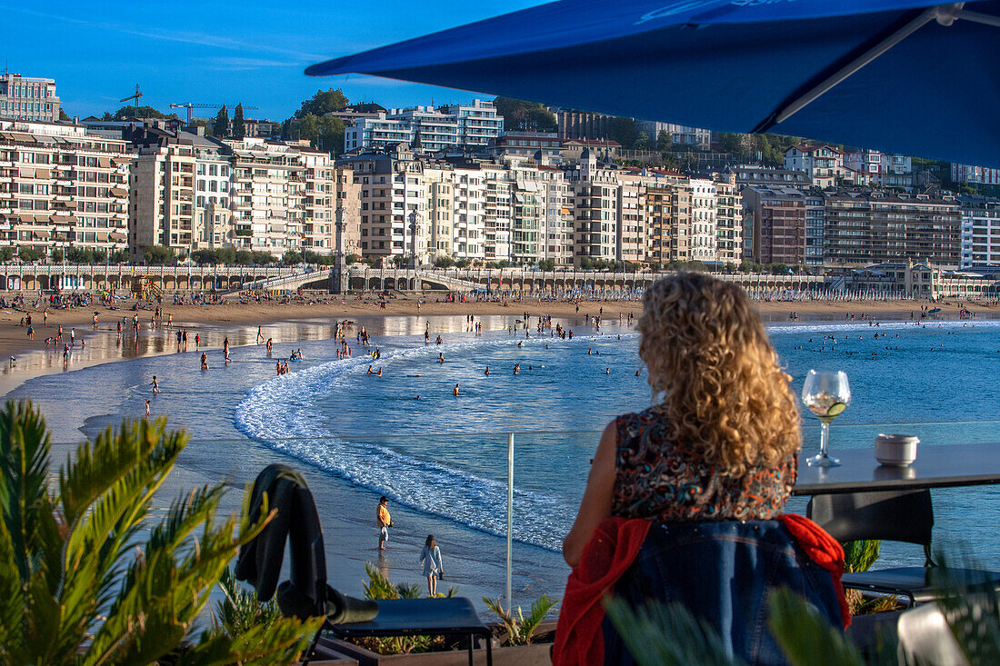 Bars and restaurants in Playa de La Concha beach in San Sebastian, Gipuzkoa, Donostia San Sebastian city, north of Spain, Euskadi, Euskaerria, Spain. Hotel Londres (London) first building on right overlooking beach.