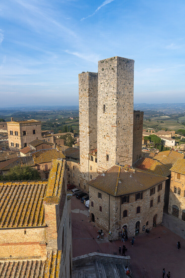 Die Zwillingstürme Torri Salvucci oder Salvucci-Türme in der mittelalterlichen Stadt San Gimignano, Italien. Das untere quadratische Gebäude links ist der Torre Casa Pesciolini oder der Turm des Hauses Pesciolini.