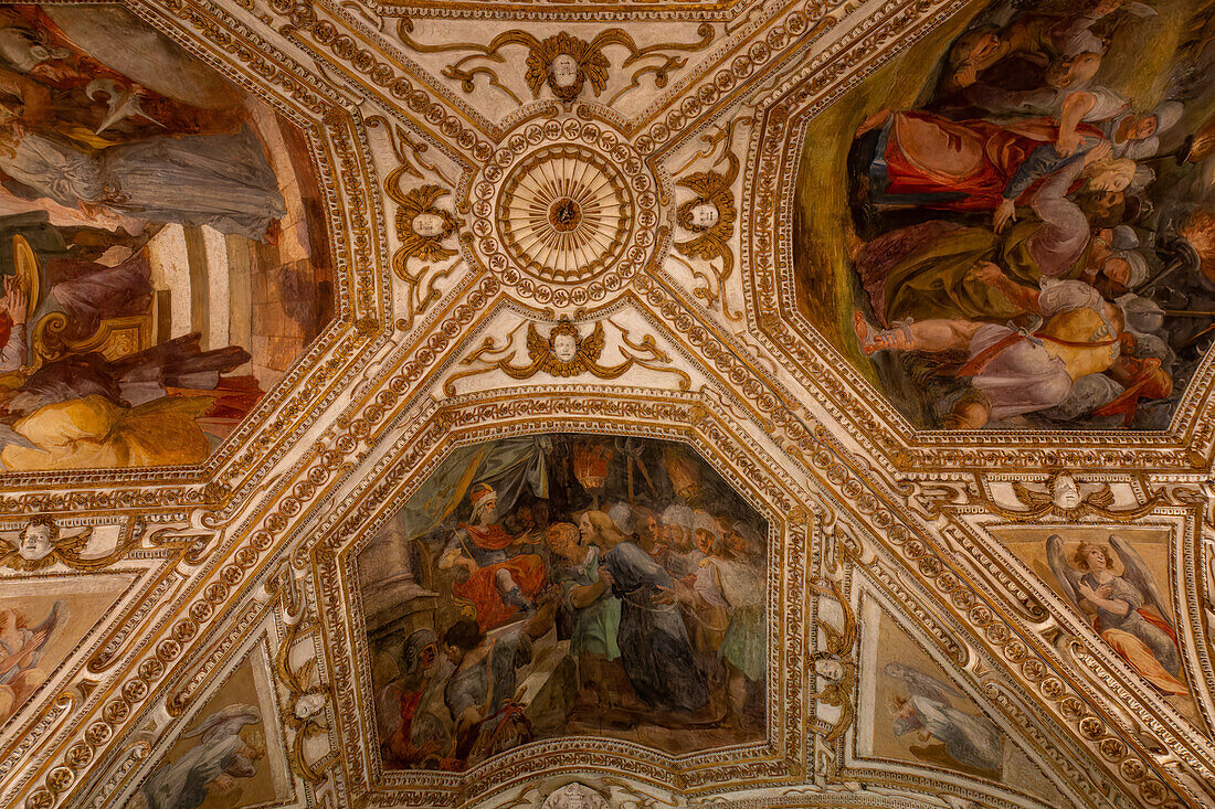 Verschnörkelte Decke der Krypta des Heiligen Andreas unterhalb des Doms von Amalfi, Amalfi, Italien.