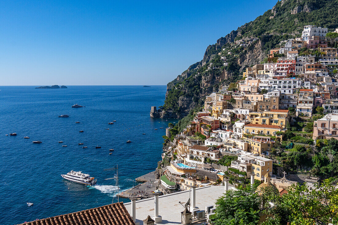 Blick auf den Badeort Positano an der Amalfiküste in Italien, von Süden aus gesehen.