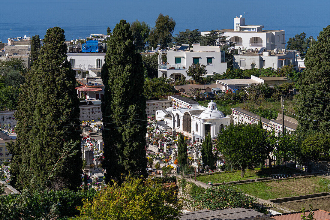 Ein Blick auf den Friedhof und die Stadt Anacapri auf der Insel Capri, Italien.