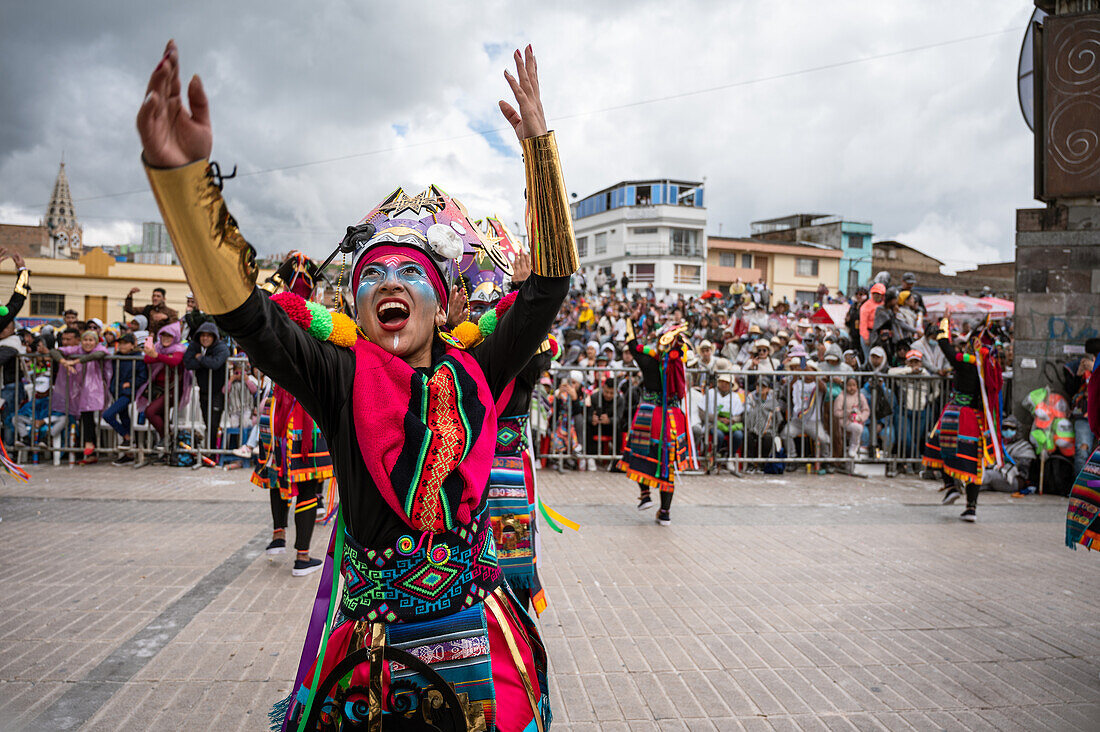 Vibrant atmosphere during the parade of choreographic groups in the emblematic Canto a la Tierra, part of the Carnival of Blacks and Whites in Pasto, Nariño, Colombia, on January 3, 2025.