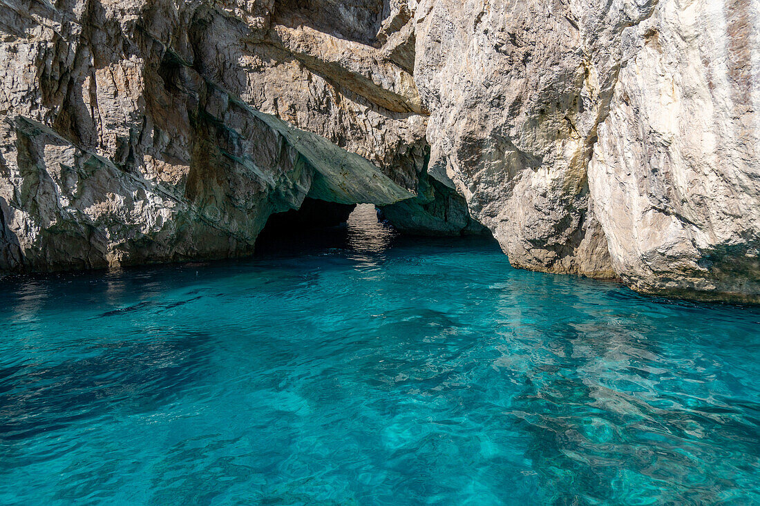 Das klare grüne Wasser bei der Grünen Grotte an der Küste der Insel Capri, Italien.