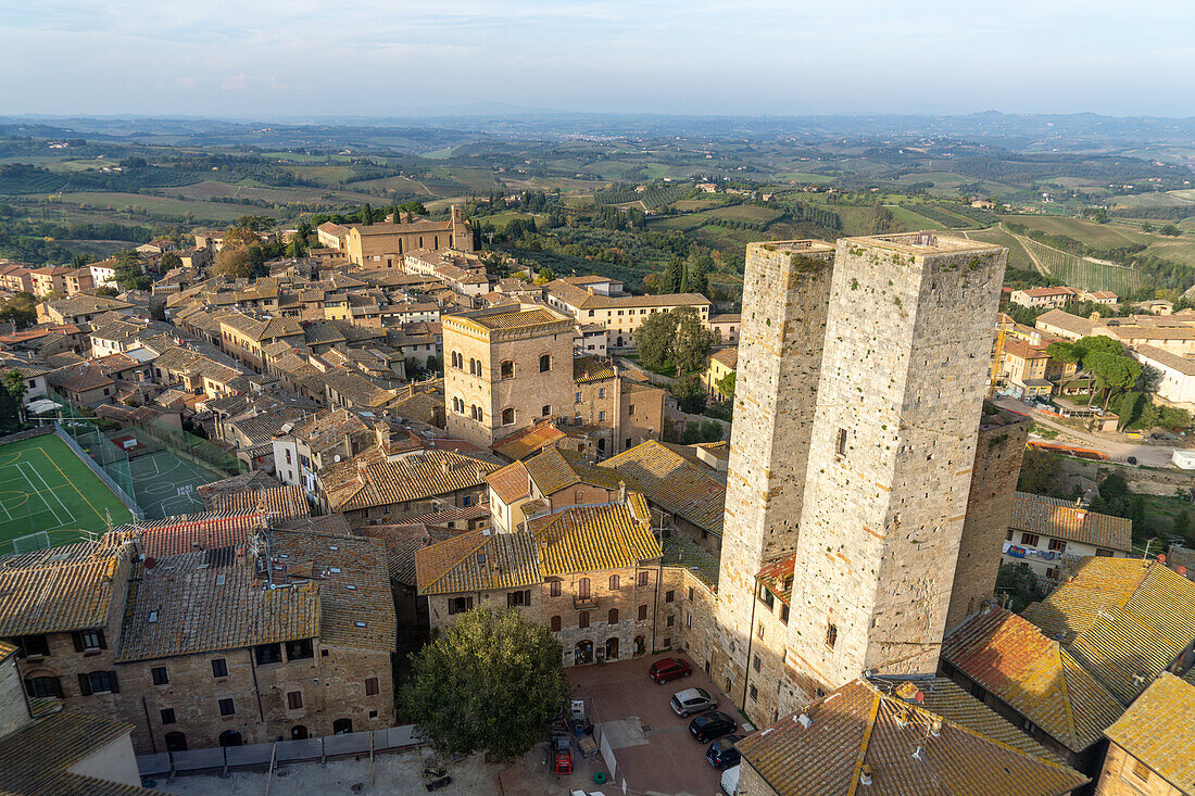 Die Zwillingstürme Torri Salvucci oder Salvucci-Türme in der mittelalterlichen Stadt San Gimignano, Italien. Das untere quadratische Gebäude links ist der Torre Casa Pesciolini oder der Turm des Hauses Pesciolini.