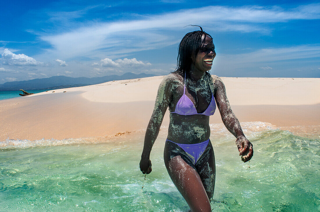 Touristen auf einer einsamen Insel mit unbewohntem weißem Sandstrand, Île-à-Vache, Provinz Sud, Haiti